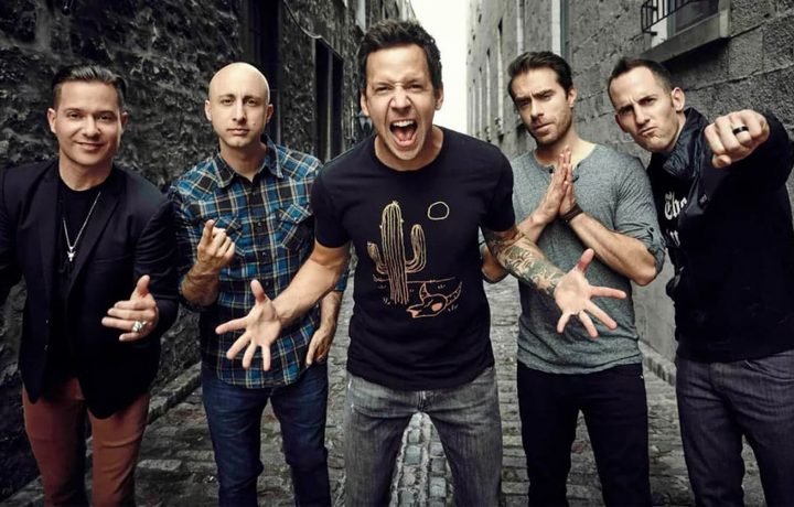 Simple Plan zagra w Warszawie 17 października. O której początek koncertu i kto wystąpi na scenie?