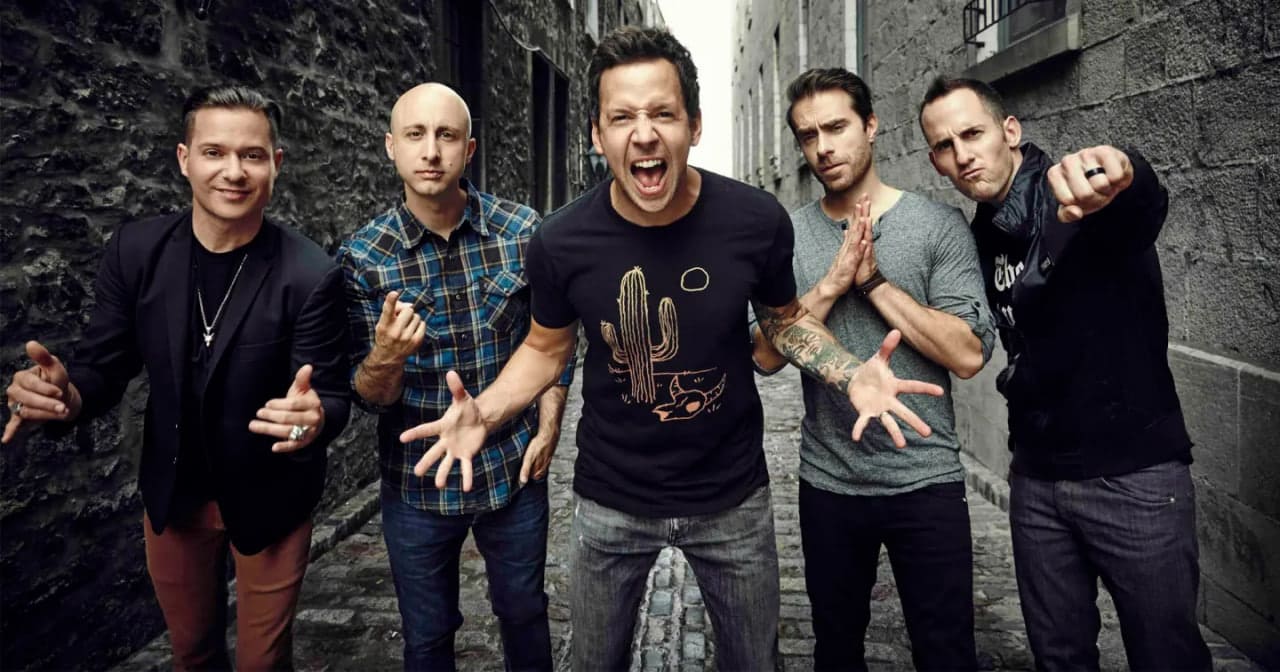 Simple Plan zagra w Warszawie 17 października. O której początek koncertu i kto wystąpi na scenie?