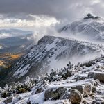 Karkonosze 26 października: śnieg i lód na szlakach, wiatr do 90 km/h. GOPR ostrzega – jakie są warunki i jak przygotować się do wycieczki?